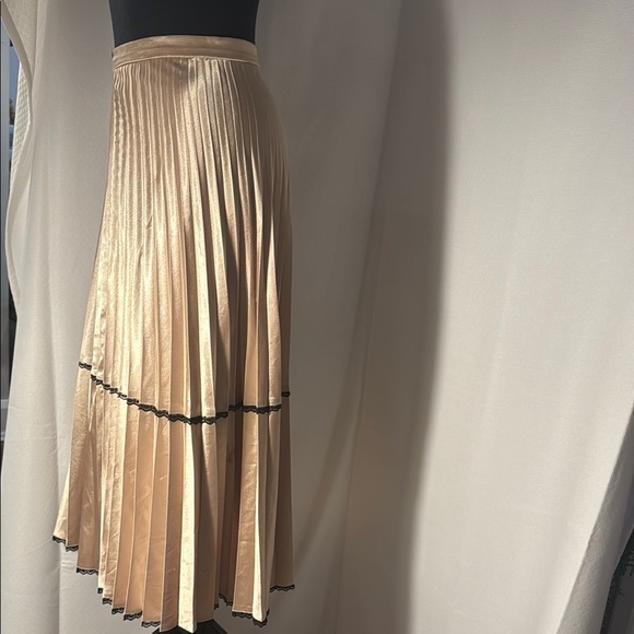 Vintage Elegant Gold Satin Pleated Skirt. Lined. Zippered. Size M. - Picture 5 of 7